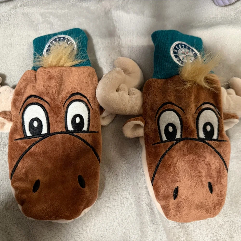 Forever Collectibles Mariner Moose mittens